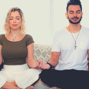 mulher e homem meditando